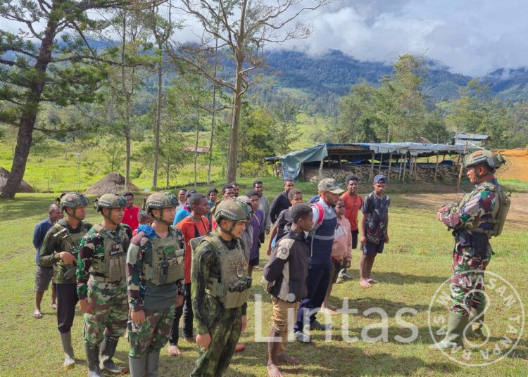 Satgas Yonif 700/Wyc Gelar Karya Bhakti di SMA Kristen Omukia, Warnai Semangat Belajar dan Gotong Royong