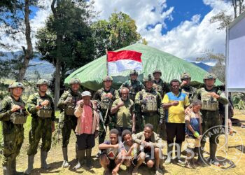 Satgas Yonif 700/Wyc dan Warga Puncak: Sebuah Simfoni Kebersamaan di Bumi Papua yang Kian Kondusif