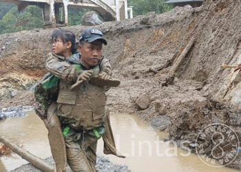 Prajurit TNI AD Gerak Cepat Bantu Evakuasi Korban Banjir dan Longsor di Padang Panjang