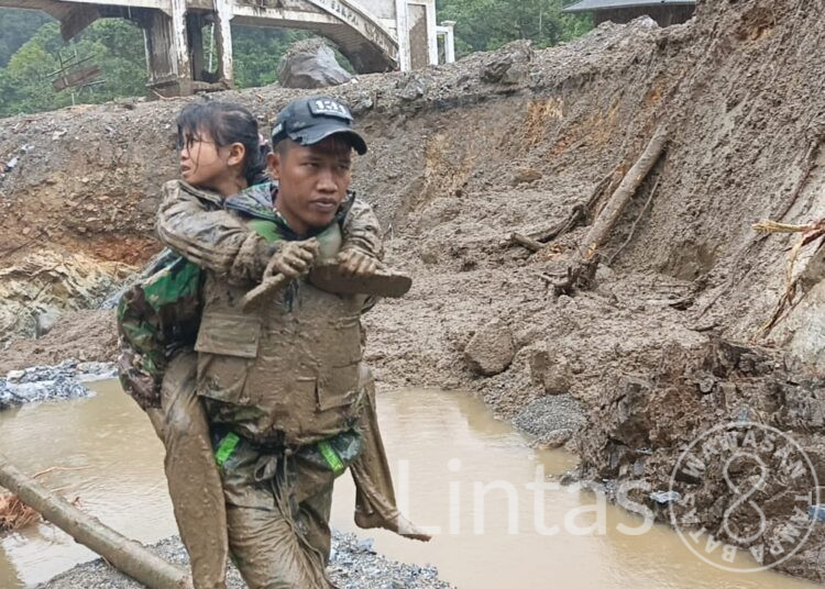 Prajurit TNI AD Gerak Cepat Bantu Evakuasi Korban Banjir dan Longsor di Padang Panjang