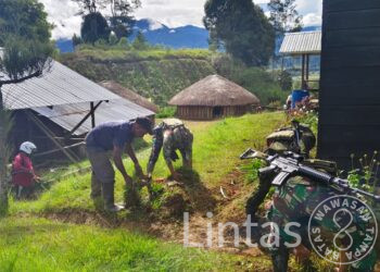 TNI Manunggal Rakyat di Puncak : Satgas Yonif 700/Wyc Bersihkan “Rumah Tuhan” di Nipuralome