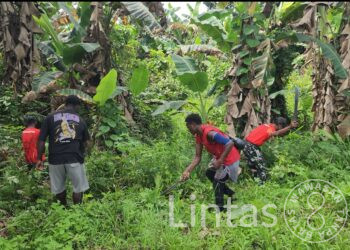 Satgas Yonif 301/Pks Ajak Warga Kampung Kanmapri bergotong Royong dan Peduli Kebersihan Lingkungan