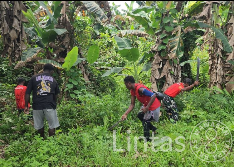 Satgas Yonif 301/Pks Ajak Warga Kampung Kanmapri bergotong Royong dan Peduli Kebersihan Lingkungan