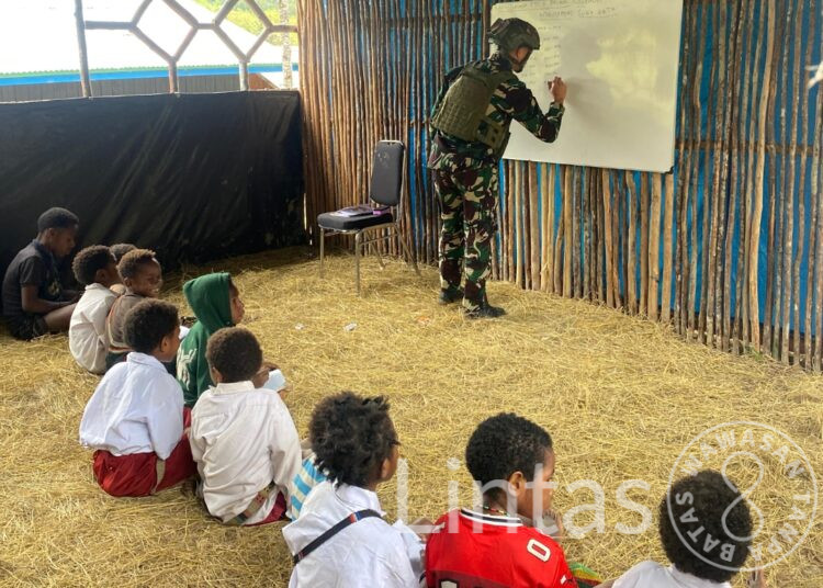 Satgas Yonif 700/WYC Hadirkan Semangat Belajar di SD Mayuberi: Kopda Yusuf Jadi Guru Sehari untuk Anak Papua