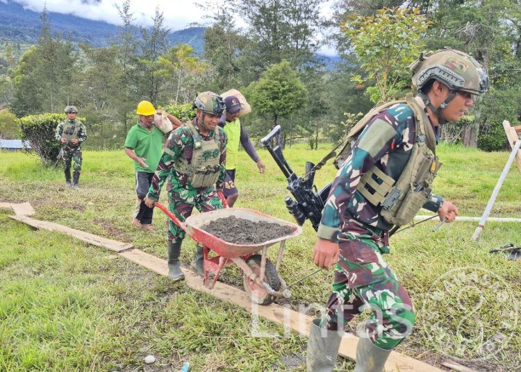 Satgas Yonif 700/WYC Gelorakan Semangat Kebersamaan: Pos Bendungan Bantu Pembangunan Patung Misionaris