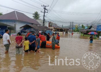Personel Kodim 0211/Tapteng Evakuasi Warga Terdampak Banjir dan Longsor di Sibolga–Tapteng