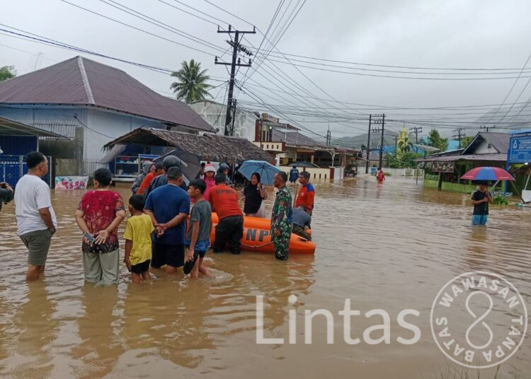 Personel Kodim 0211/Tapteng Evakuasi Warga Terdampak Banjir dan Longsor di Sibolga–Tapteng