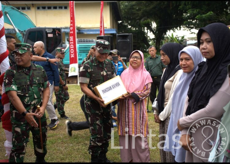 Wujud Perhatian Kesejahteraan Rakyat, Pangdam XIV/Hasanuddin Salurkan Bantuan Sembako untuk Warga Kendari Barat
