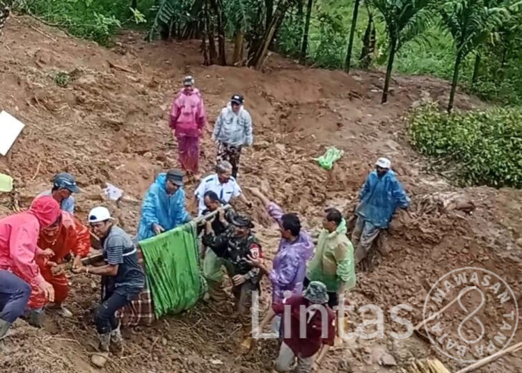 Tiga Prajurit TNI AD Terdampak Longsor Saat Evakuasi Warga Padang Panjang, Dua Hilang Kontak