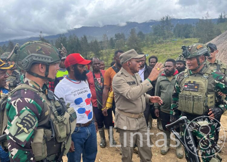 Satgas Yonif 700/WYC Perkuat Rasa Aman Warga di Kabupaten Puncak