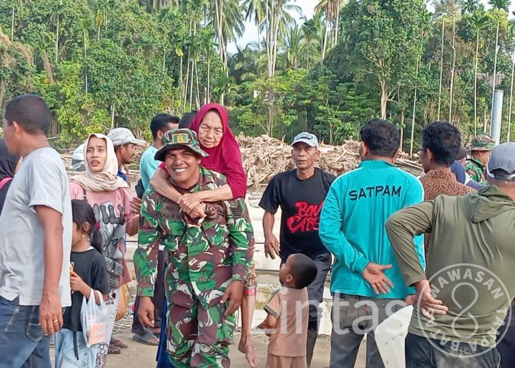 Evakuasi Dramatis, Babinsa Kodim Bireuen Gendong Lansia Lintasi Material Banjir