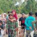Evakuasi Dramatis, Babinsa Kodim Bireuen Gendong Lansia Lintasi Material Banjir