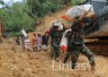 Jalan Kaki 5 Kilometer, Prajurit TNI AD Pikul Bantuan Logistik ke Desa Terisolir di Sitahuis