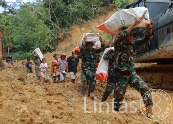 Jalan Kaki 5 Kilometer, Prajurit TNI AD Pikul Bantuan Logistik ke Desa Terisolir di Sitahuis