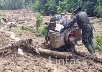 Tembus Kabupaten Agam, Prajurit TNI AD Salurkan Bantuan ke Daerah Terisolir