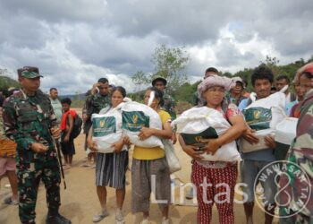 Satgas Kodam I/BB Airdrop Bantuan Kasad ke Desa Terisolir di Tapanuli Utara