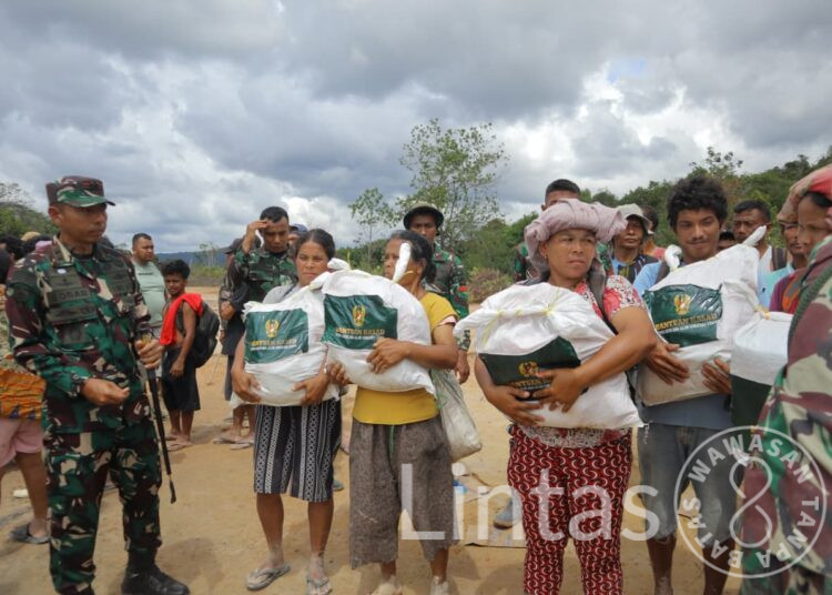 Satgas Kodam I/BB Airdrop Bantuan Kasad ke Desa Terisolir di Tapanuli Utara
