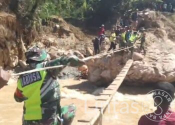 Prajurit Kodam IM Evakuasi Lansia di Bener Meriah