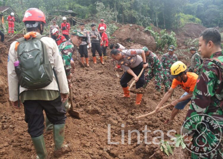 Tim Gabungan Mulai Evakuasi Korban Longsor di Desa Wargaluyu Kabupaten Bandung