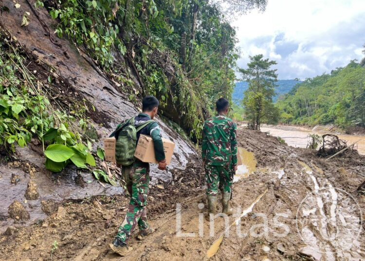 Jalan Kaki, Prajurit Yonif TP 854/DK Kodam IM Salurkan Obat ke Wilayah Terisolir di Aceh Tengah