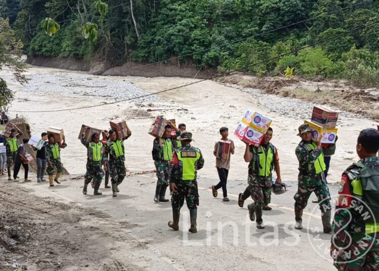 Babinsa Tempuh Medan Berat Antar Bantuan ke Desa Terisolir di Ketambe Aceh Tenggara