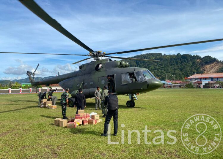 Helikopter TNI AD Kirim Logistik ke Wilayah Taput dan Tapteng