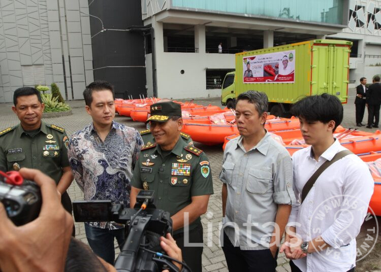 Pangdam III/Slw Serahkan Rescue Boat HDPE Untuk Perkuat Penanganan Banjir di Jawa Barat