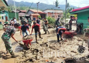 Menghapus Jejak Banjir, Babinsa Kodim Agara Pulihkan Sekolah, Permukiman, dan Air Bersih Warga