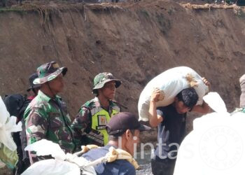 Akses Bireuen–Takengon Terputus, Prajurit TNI Dampingi Warga Lalui Jalur Darurat