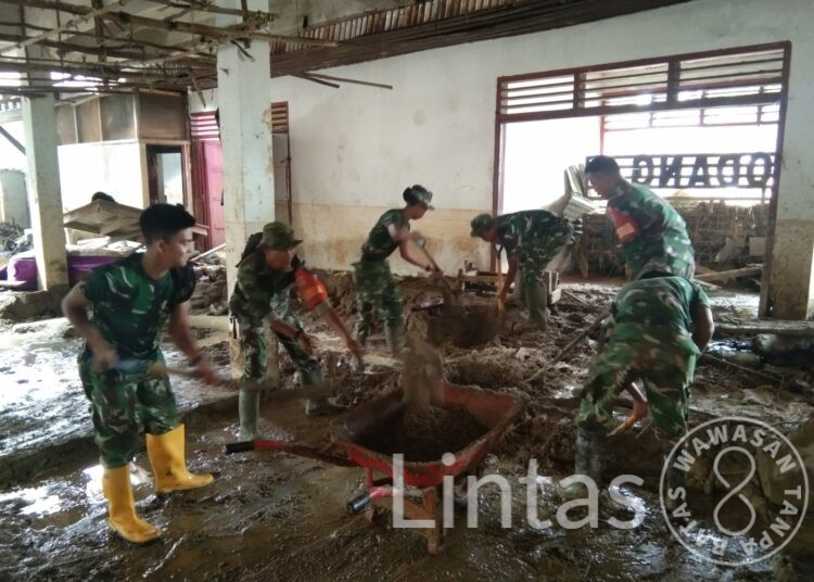 Pulihkan Lingkungan Pascabanjir, Satgas Gulbencal Yonif TP 905 Manduamas dan Koramil Batangtoru Bersihkan Pasar dan Permukiman Warga