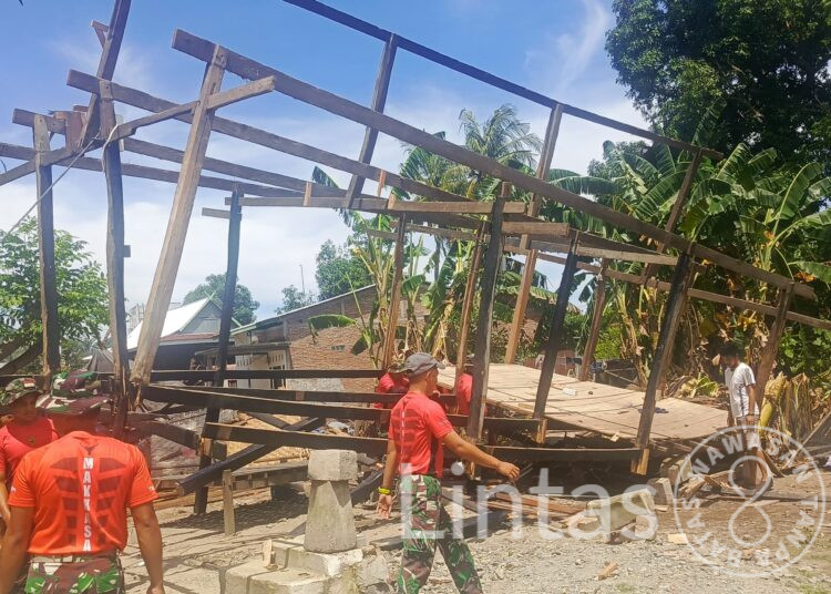 Puluhan Prajurit Yonif 721/Makkasau Bangun Rumah Warga di Pinrang