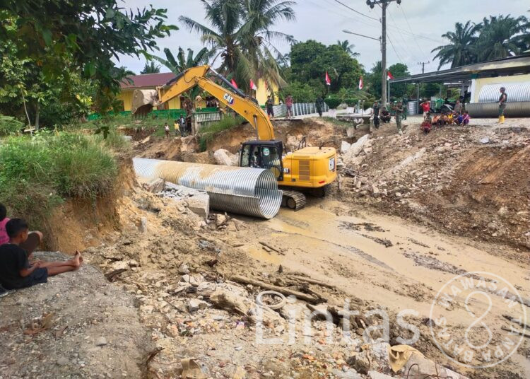 Akses Terputus Mulai Dipulihkan, Satgas Gulbencal Kodam I/BB Bangun Jembatan Aramco
