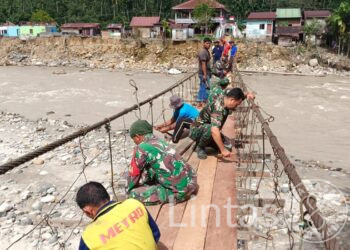 Rusak Akibat Banjir, Prajurit Kodam IM dan Warga Perbaiki Jembatan Gantung di Aceh Tenggara