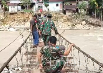 Rusak Akibat Banjir, Prajurit Kodam IM dan Warga Perbaiki Jembatan Gantung di Aceh Tenggara