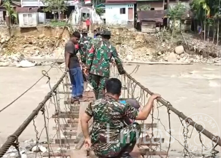 Rusak Akibat Banjir, Prajurit Kodam IM dan Warga Perbaiki Jembatan Gantung di Aceh Tenggara
