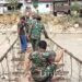 Rusak Akibat Banjir, Prajurit Kodam IM dan Warga Perbaiki Jembatan Gantung di Aceh Tenggara
