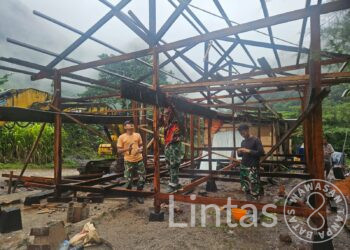 Satgas Pamobvitnas PTFI Yonif 301/PKS Renovasi Rumah Tokoh Adat Kampung Kimbeli