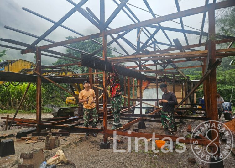 Satgas Pamobvitnas PTFI Yonif 301/PKS Renovasi Rumah Tokoh Adat Kampung Kimbeli