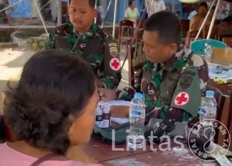 Tim Bantuan Kesehatan Puskesad Layani Pengobatan Warga Terdampak Bencana di Tapanuli Utara