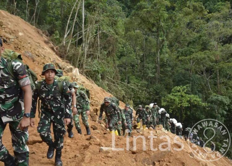 Jalan Kaki, Satgas Gulbencal Salurkan Bantuan ke Desa Terisolir di Sitahuis