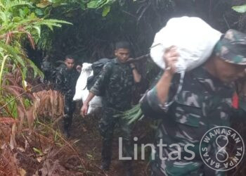 Terjang Cuaca Buruk, Satgas Gulbencal dan Yonif TP 905/TS Jalan Kaki Salurkan Logistik ke Desa Bonan Dolok