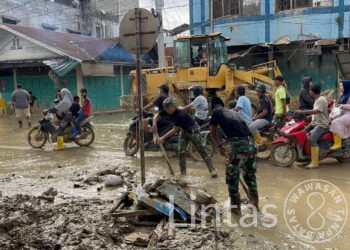 Yonif 115/Macan Leuser dan BNPB Bersihkan Pasar Kota Hongkong Aceh Tamiang