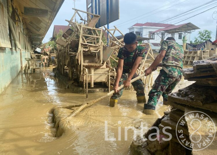 Prajurit Yonif TP 857/GG Bersihkan SD Negeri Tanjung Mancang, Wujud Nyata Peran TNI AD di Tengah Rakyat