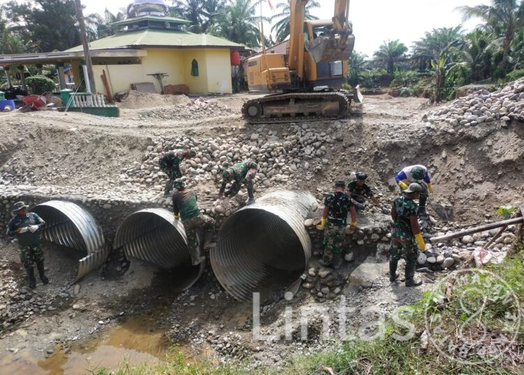 Satgas Gulbencal Kodam I/BB Percepat Pembangunan Jembatan Armco di Desa Sei Litur Tasik