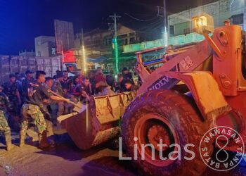 Lembur Hingga Malam, Ratusan Prajurit TNI Bersihkan Pasar Kota Hongkong, Aceh Tamiang