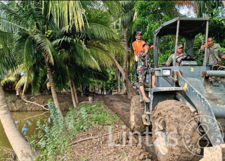 Kodam Iskandar Muda Kerahkan Alat Berat Bersihkan Material Banjir di Bireuen