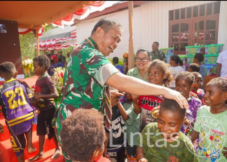 Mengalirkan Harapan, Kasad Resmikan 37 Sumber Air Bersih dan Hasil Renovasi RTLH di Papua Tengah