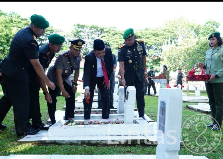 Tabur Bunga Penuh Makna Peringati Hari Juang TNI AD Ke-80 Tahun 2025, Pangdam XIV/Hsn Pimpin Ziarah Rombongan di TMP Maros