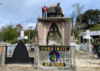 Satgas Yonif 700/Wyc Gelar Karya Bakti: Bantu Pembuatan Patung Misionaris di Kp. Nipuralome