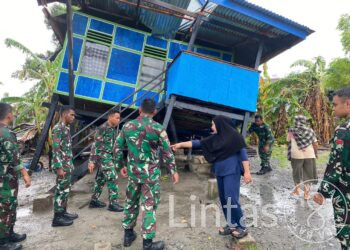 Prajurit Kodam XIV/Hsn Bergerak Cepat Tangani Dampak Bencana Alam Puting Beliung di Pinrang